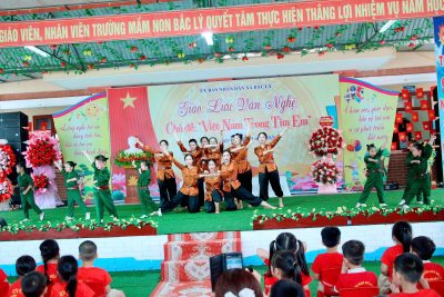 Tiết mục văn nghệ Mười bông hoa thép