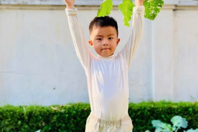 CÁC BÉ LỚP A5 HÀO HỨNG THAM GIA HOẠT ĐỘNG CHĂM SÓC VƯỜN RAU